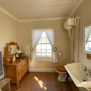 Standard-Room-Dwarsvlei-Guest-House-Karoo-Middelburg-Accommodation-Upstairs-Bathroom-2